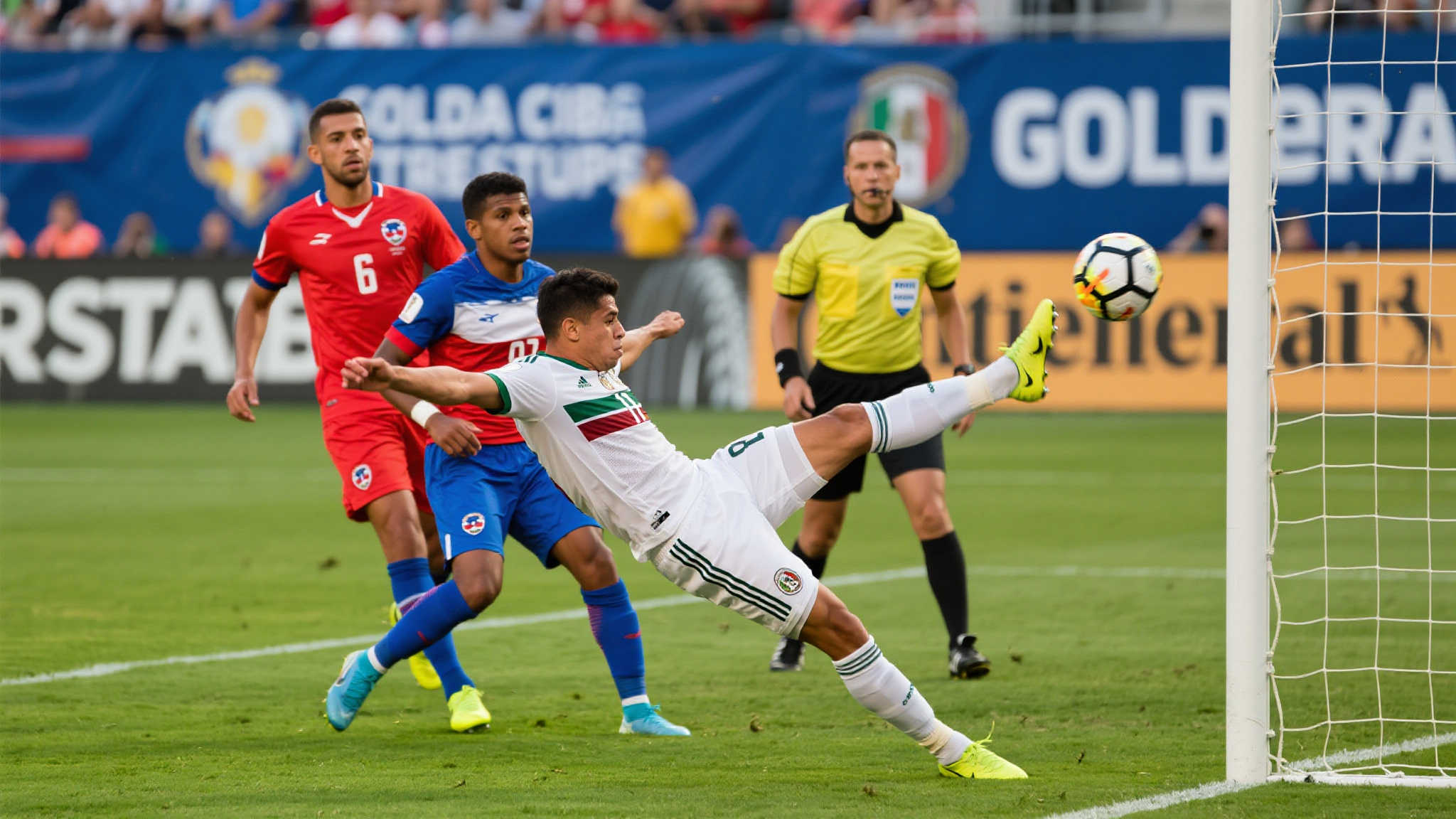 在本届金杯赛的一场焦点之战中，墨西哥队与哥斯达黎加